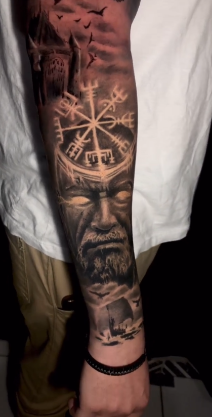 Braço fechado com guerreiro nórdico, vegvísir e drakkar